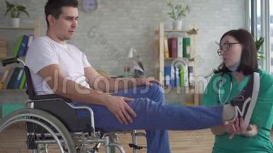医生近距离检查轮椅上残疾人的腿部
